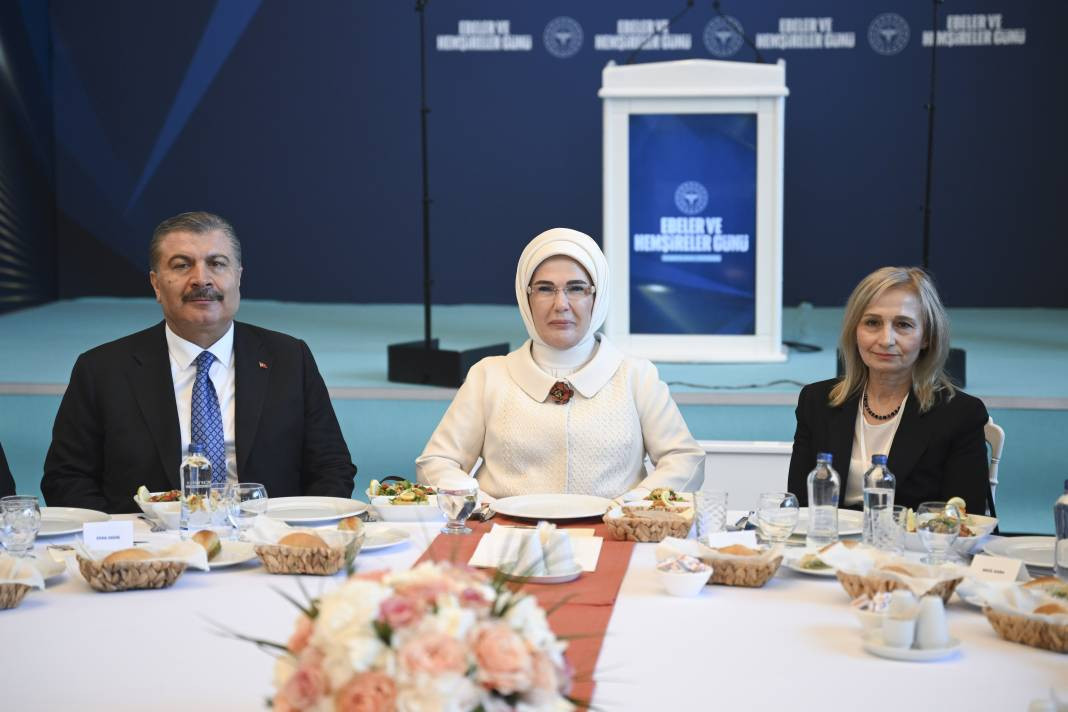 Emine Erdoğan İstanbul’da hemşire ve ebelerle bir araya geldi - Resim: 4